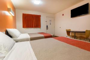 TV a/nebo společenská místnost v ubytování Motel 6-Greenville, SC + 22 fotografií