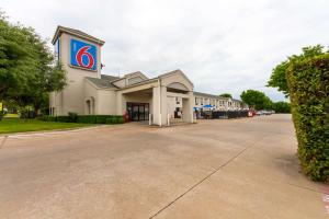 a building with a sign on the side of it at Motel 6-Dallas, TX - Northeast in Garland
