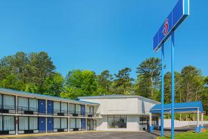 un edificio sin señal de estacionamiento delante de él en Motel 6-Cleveland, TN, en Cleveland