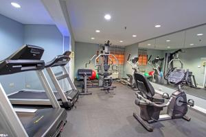 
The fitness centre and/or fitness facilities at Best Western at O'Hare
