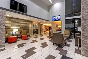 eine Lobby eines Krankenhauses mit Stühlen und Tischen in der Unterkunft Best Western at O'Hare in Rosemont