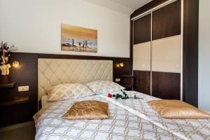 En eller flere senge i et værelse på Villa Aria + 36 billeder