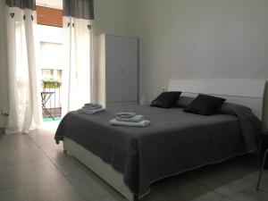 ein Schlafzimmer mit einem Bett mit zwei Handtüchern darauf in der Unterkunft Rita's home in Neapel