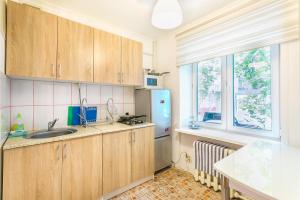 モスクワにあるАпартаменты на Малой Пироговской 6/4のキッチン(木製キャビネット、青い冷蔵庫付)