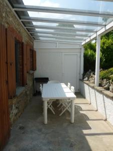 een witte tafel en stoelen op een patio bij Gîte Aische-en-Refail in Aische-en-Refail