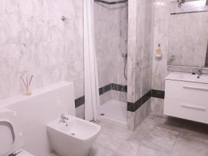 łazienka z prysznicem, toaletą i umywalką w obiekcie Apartamentos Dinastia w mieście Los Cristianos