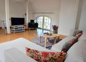 a living room with a couch and a tv at Alter Konsumverein App N°9 in Westerland