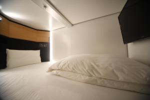 Ein Bett oder Betten in einem Zimmer der Unterkunft Dormy Inn Korakuen