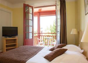 Postel nebo postele na pokoji v ubytování Hôtel & Résidence Vacances Bleues Orhoïtza + 36 fotografií