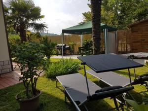a table and a picnic table in a yard at KEI apartment in Portorož