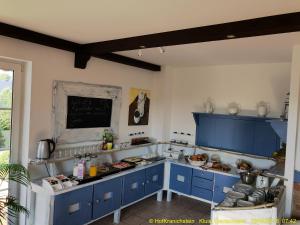 eine Küche mit blauen Schränken und einer Arbeitsplatte in der Unterkunft Hof Kranichstein in Kluis