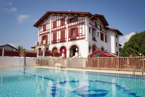 Bazén v ubytování Hôtel & Résidence Vacances Bleues Orhoïtza nebo v jeho okolí