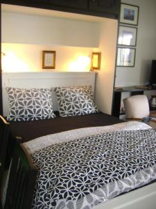 ジュアン・レ・パンにあるJardins du Pont du Lysのベッドルーム1室(ベッド1台、白黒の掛け布団付)