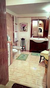een badkamer met een wastafel, een bad en een toilet bij Trullo Sereno Angelo in Locorotondo
