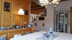 uma cozinha com uma mesa com uma toalha de mesa branca em Ferienhaus Hornauer em Obertraubenbach