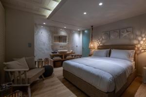 Postel nebo postele na pokoji v ubytování Oniro Suites + 32 fotografií