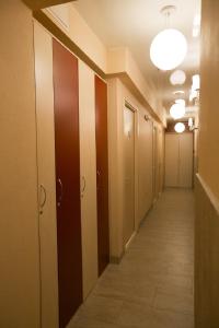 烏蘭烏德的住宿－舒瑪克酒店，走廊走廊,门和瓷砖地板
