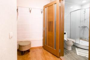 ウラン・ウデにあるHotel Shumakのバスルーム(トイレ付)、木製のドアが備わります。