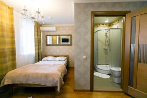 烏蘭烏德的住宿－舒瑪克酒店，一间卧室设有一张床、淋浴和卫生间