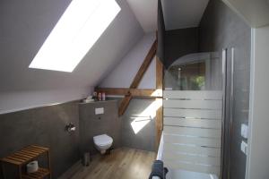 Phòng tắm tại Ferienwohnung am Parsteinsee +33 ảnh
