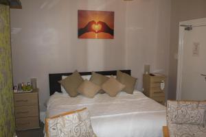 A bed or beds in a room at Cromer Guest House 