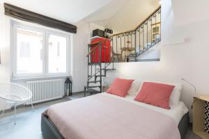 una camera con letto e scala a chiocciola di Quiet pied a terre with terrace in Borgo Pio a Roma