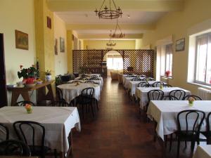 rzędu stołów w restauracji z białą pościelą w obiekcie Hotel Panorama di Sicilia w mieście Castelmola
