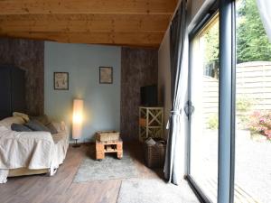 um quarto com uma cama e uma grande janela em Breton stone house in Saint Gilles les Bois em Saint-Gilles-les-Bois