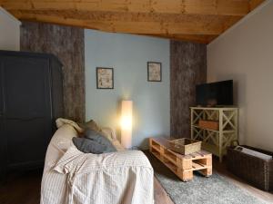salon z kanapą i telewizorem w obiekcie Breton stone house in Saint Gilles les Bois w mieście Saint-Gilles-les-Bois