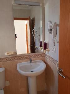 a bathroom with a sink and a mirror at Apartamento Mediterraneo Guardamar in Guardamar del Segura