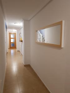 グアルダマル・デル・セグラにあるApartamento Mediterraneo Guardamarの鏡付きの白壁の廊下