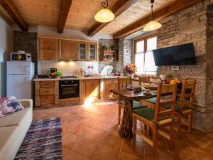 Kuchyň nebo kuchyňský kout v ubytování Apartments Roža