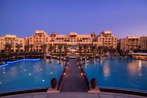 Bazén v ubytování Saadiyat Rotana Resort and Villas nebo v jeho okolí