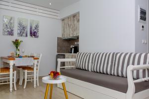 a living room with a couch and a table at La isla in Naxos Chora
