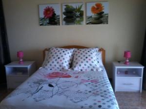 a bedroom with a bed with two tables and two lamps at Chez Cozy's in Albion