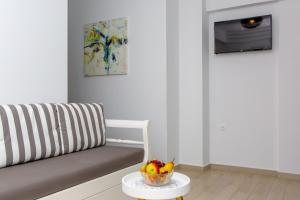 a living room with a couch and a bowl of fruit on a table at La isla in Naxos Chora