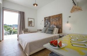 een slaapkamer met een bed en een tafel met fruit erop bij Ammos Tolo in Tolo