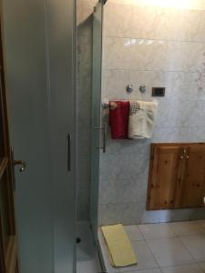 La salle de bains est pourvue d'une douche avec une porte en verre. dans l'établissement B&B La Vieille Meison de Pappa, à Aoste