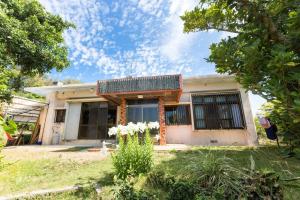 a small house with a building at hamaca117 in Motobu