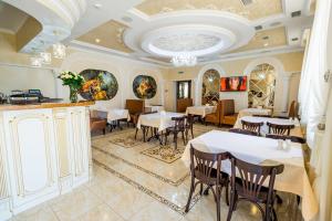 een restaurant met tafels en stoelen in een kamer bij Mon Plaisir in Vinnytsya