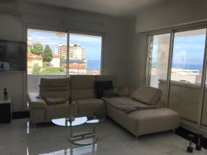 A seating area at Luxurious Apartment with Terrace and Sea View