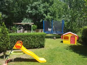 un parque infantil con un tobogán amarillo y una casa de juegos en Friends Family Hotel, en Sunny Beach