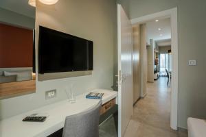 TV a/nebo společenská místnost v ubytování Mediterranean Luxury Apartment