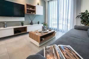TV a/nebo společenská místnost v ubytování Mediterranean Luxury Apartment
