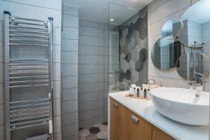 A bathroom at Mediterranean Luxury Apartment