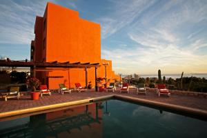 Bazén v ubytování Sunrock Hotel & Suites nebo v jeho okolí