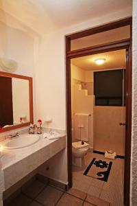 Koupelna v ubytování Sunrock Hotel & Suites