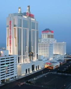 vistas a una ciudad con edificios altos y un tren en Resorts Casino Hotel Atlantic City en Atlantic City