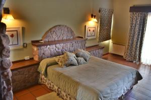 מיטה או מיטות בחדר ב-La Casa De La Bodega - Wine Boutique Hotel
