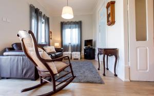 阿羅卡的住宿－Casa do Tanque T2，客厅配有摇椅和沙发